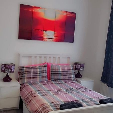 2 Bed 1St Floor Apartment-Own Entrance & Parking Portsmouth Exteriör bild