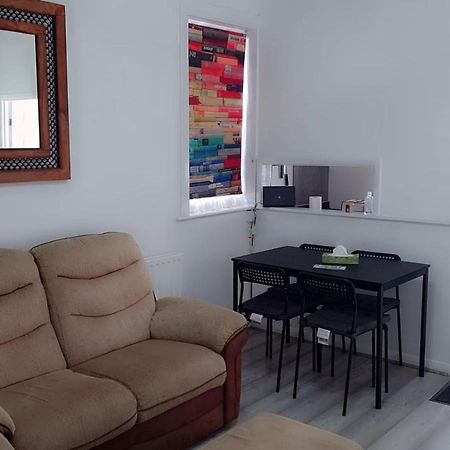 2 Bed 1St Floor Apartment-Own Entrance & Parking Portsmouth Exteriör bild