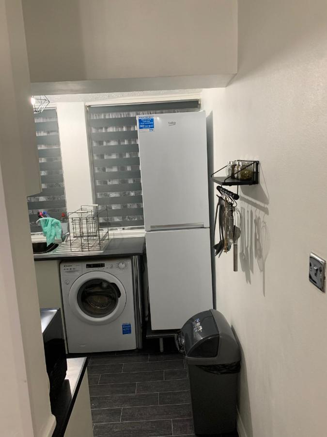 2 Bed 1St Floor Apartment-Own Entrance & Parking Portsmouth Exteriör bild