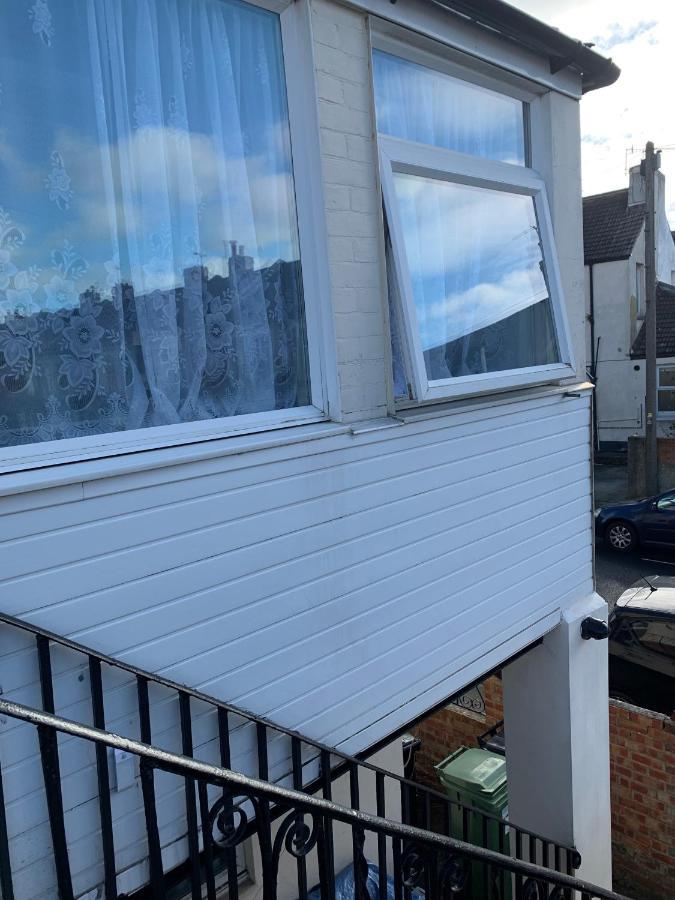 2 Bed 1St Floor Apartment-Own Entrance & Parking Portsmouth Exteriör bild
