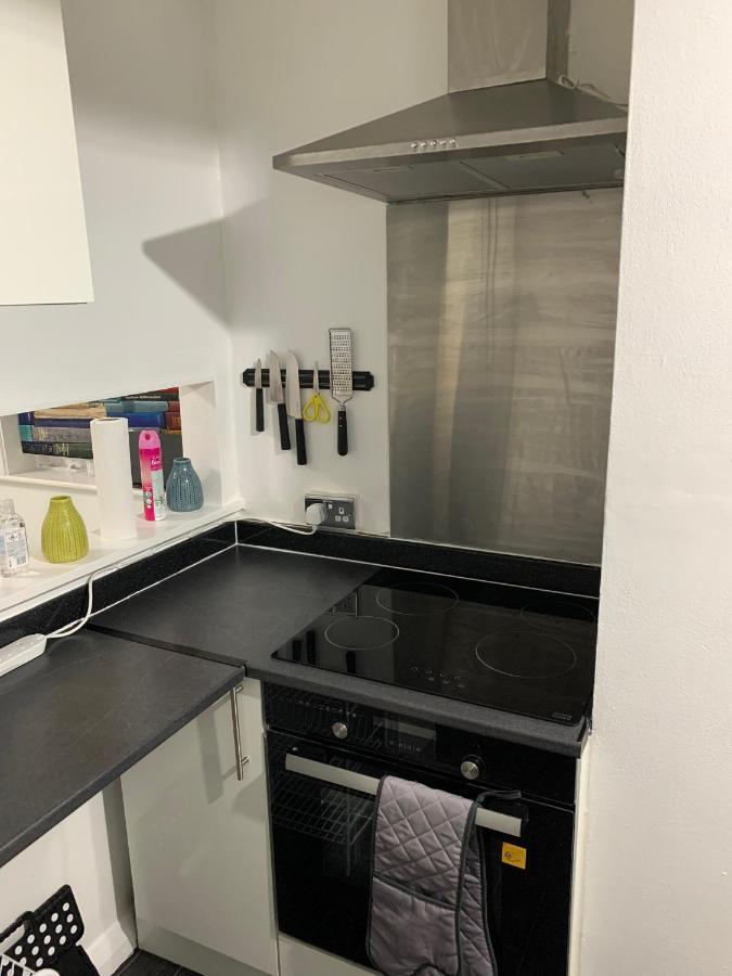 2 Bed 1St Floor Apartment-Own Entrance & Parking Portsmouth Exteriör bild