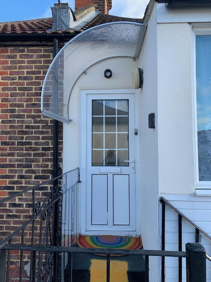 2 Bed 1St Floor Apartment-Own Entrance & Parking Portsmouth Exteriör bild
