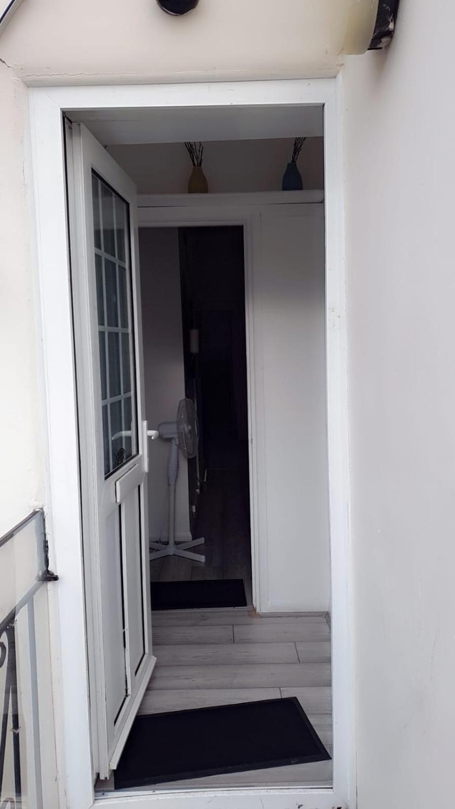 2 Bed 1St Floor Apartment-Own Entrance & Parking Portsmouth Exteriör bild